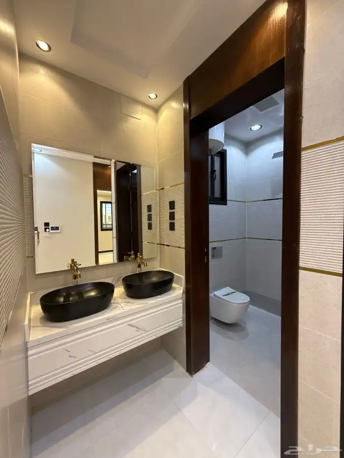 للبيع ارواف علويه 9 غرف وشقق ارضيه ببايكة سيارة درة الموسي 32