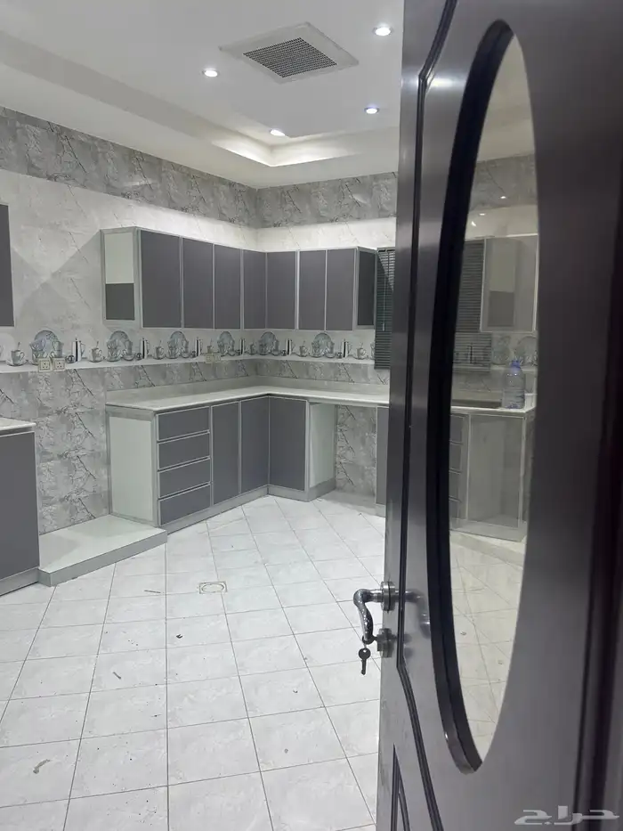 شقه في عماره حي لبن ثلاث غرف وصاله ومطبخ ودورتين مياه 0