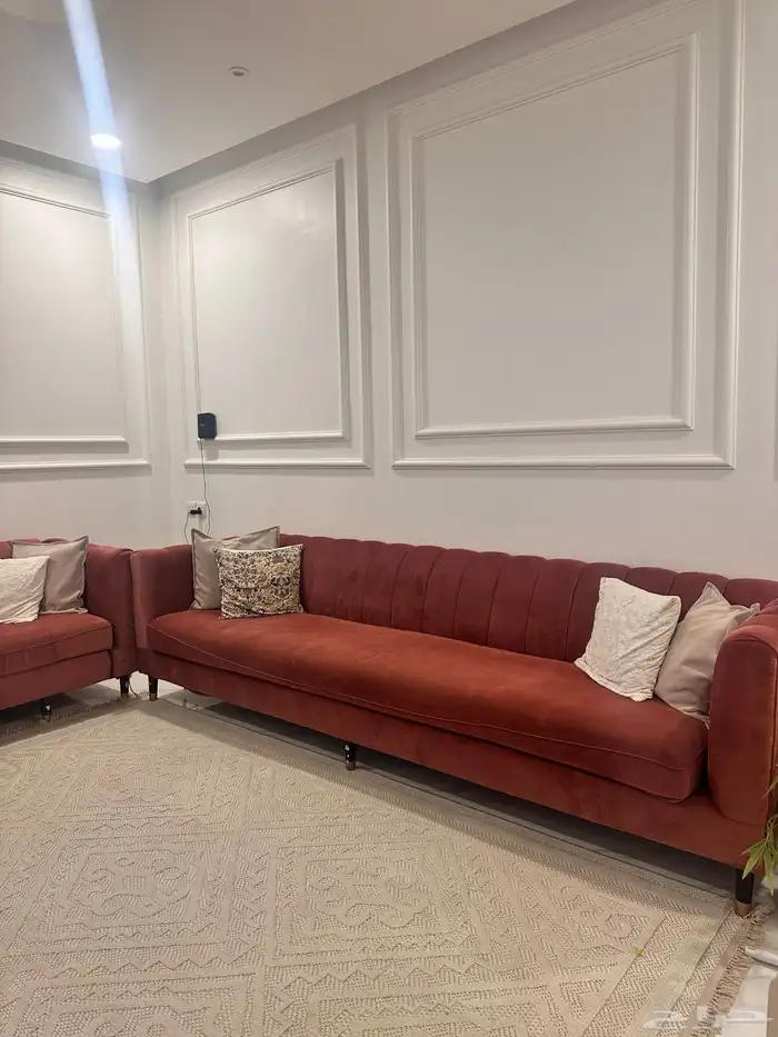 كنب وفرشه وطاوله و4 طاولات خدمه 1