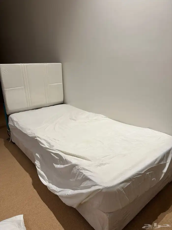 سرير للبيع مع الطراحه ب150 القريات 0