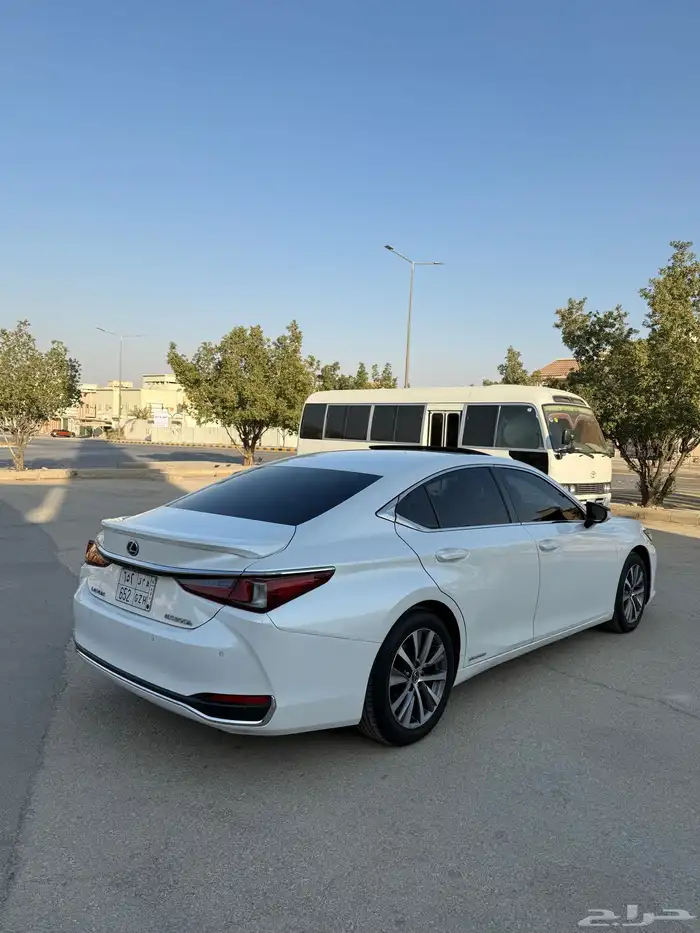 لكزس ES 300h 2021 3