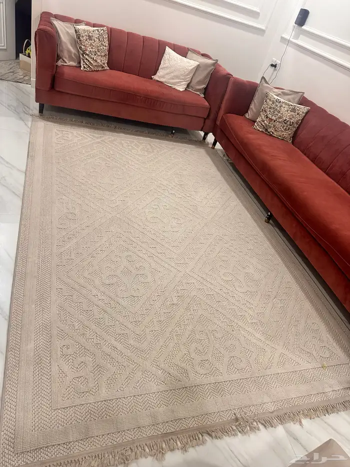 كنب وفرشه وطاوله و4 طاولات خدمه 2