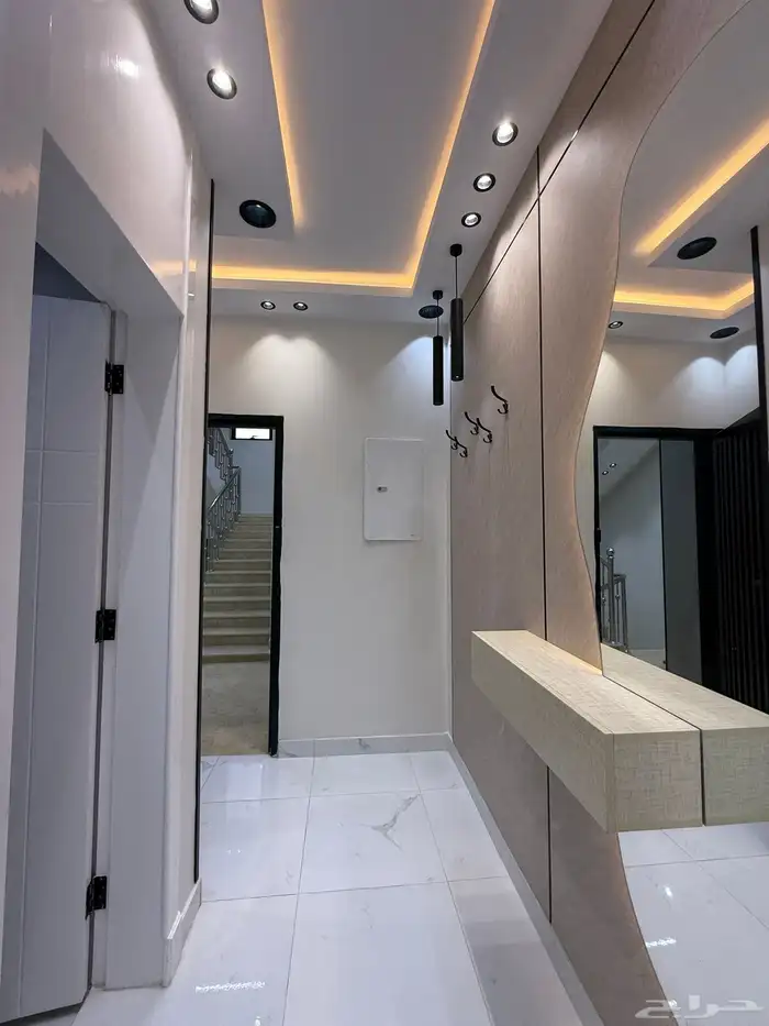 للبيع شقة علوي نظام دور بسطح خاص خلف ساكو طريق أبها الخميس 10