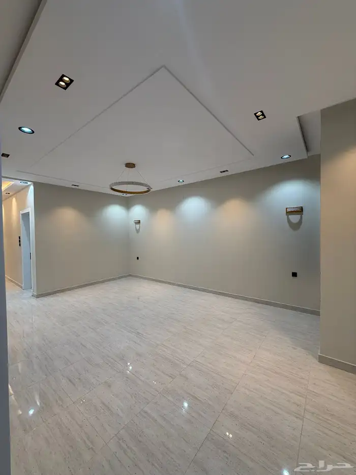 للبيع شقق علويه بمساحات كبيرة بحى الراقي شرق الخميس 8