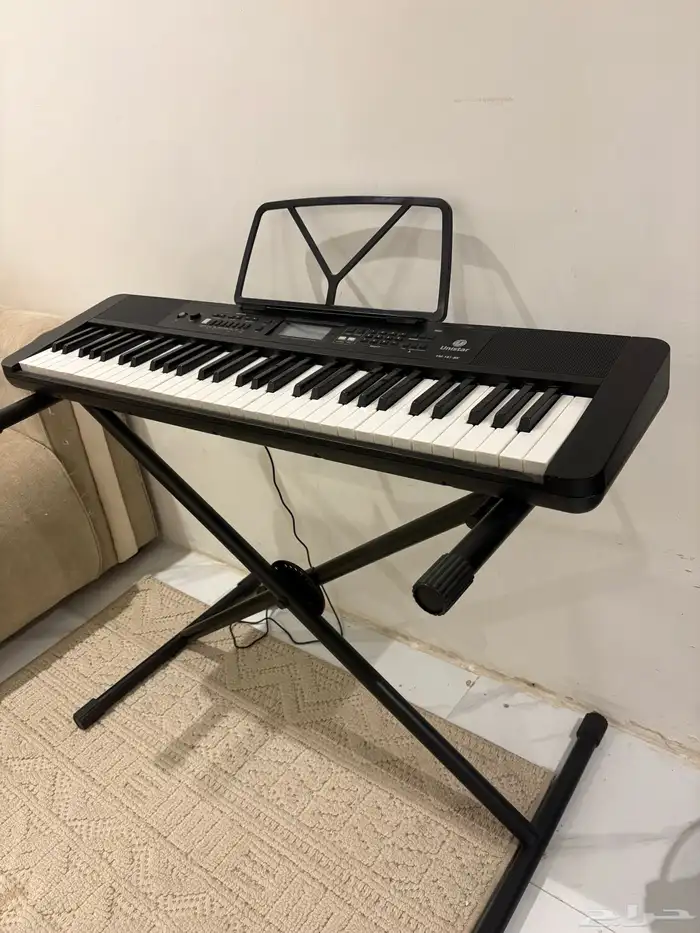 بيانو Unistar استعمال شبه جديد مع مثبت 1