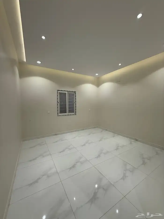 للبيع دور أرضي بحوش ومداخل خاصة قرب حديقة الزهور بالمحالة 12