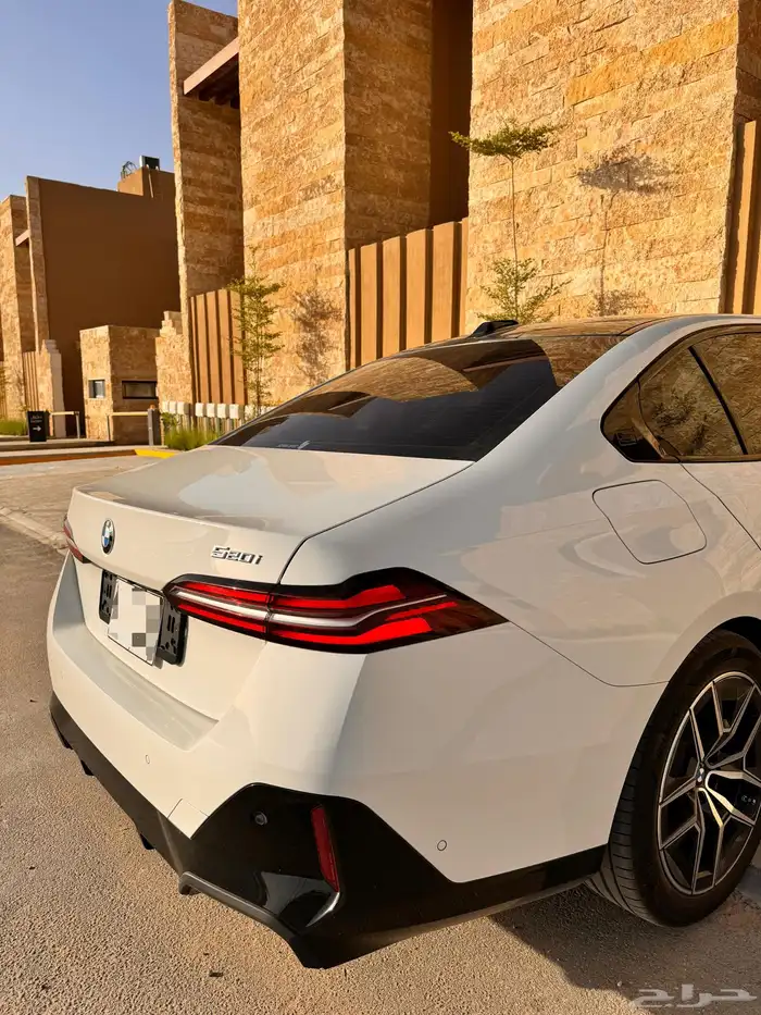 بي ام دبليو 520i M Kit على الضمان والصبانة المجانية 34