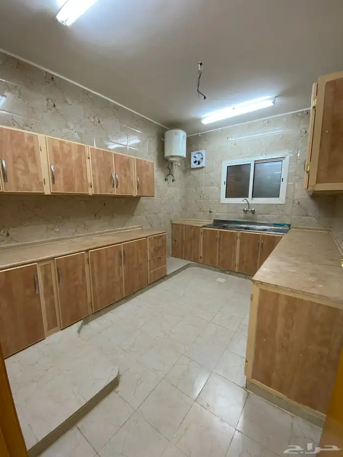 شقة بلاطة شبه جديدة للإيجار - حي العريسة الشمالي 8