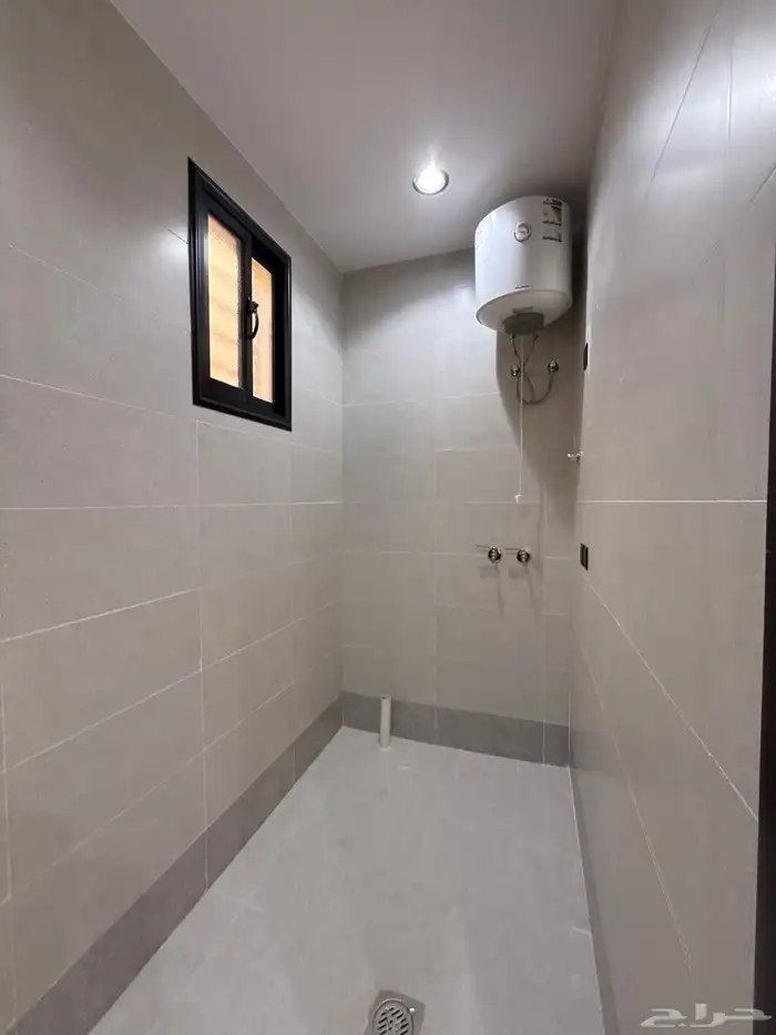 للبيع ارواف علويه 9 غرف وشقق ارضيه ببايكة سيارة درة الموسي 45