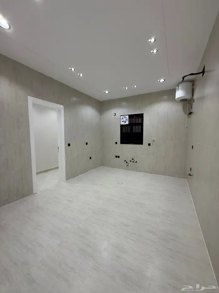 للبيع روف علوي بملحق تشطيب VIP ف احد رفيده وسط الخدمات 11