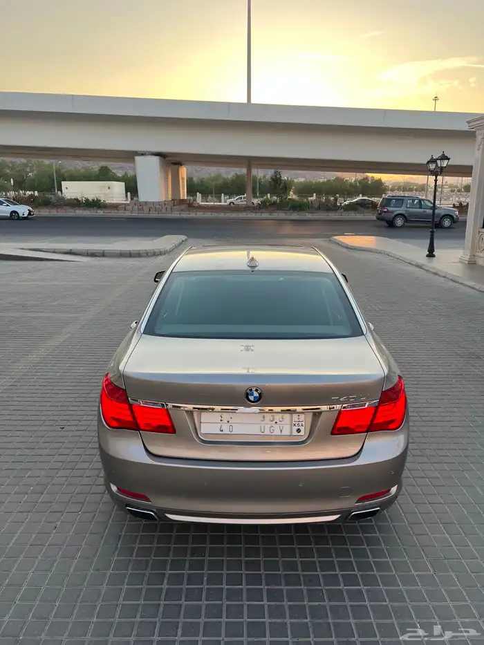 للبيع بي ام الفئة السابعة 740 موديل 2011 8