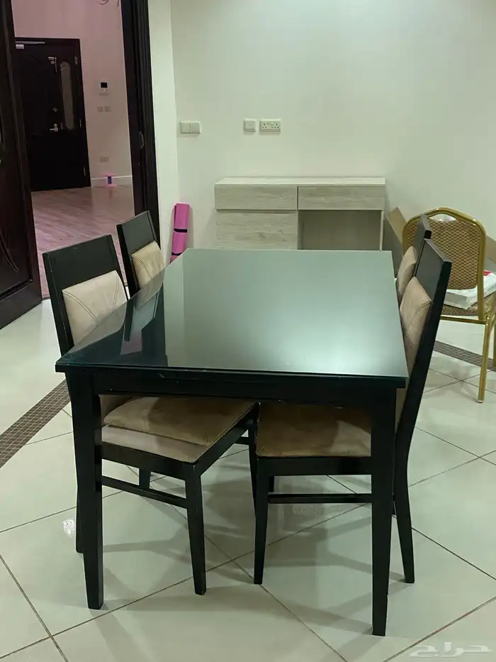 مكاتب مدرسيه وطاولة طعام ب 4 كراسي الطول 150 والعرض 90 2