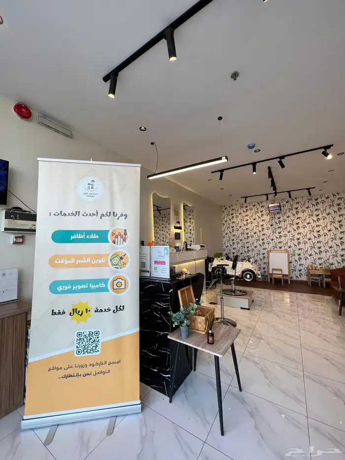 للبيع ديكورات واغراض محل حلاقة اطفال 9