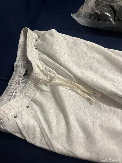 بنطال اثنين واحد ابيض  و واحد اسود index