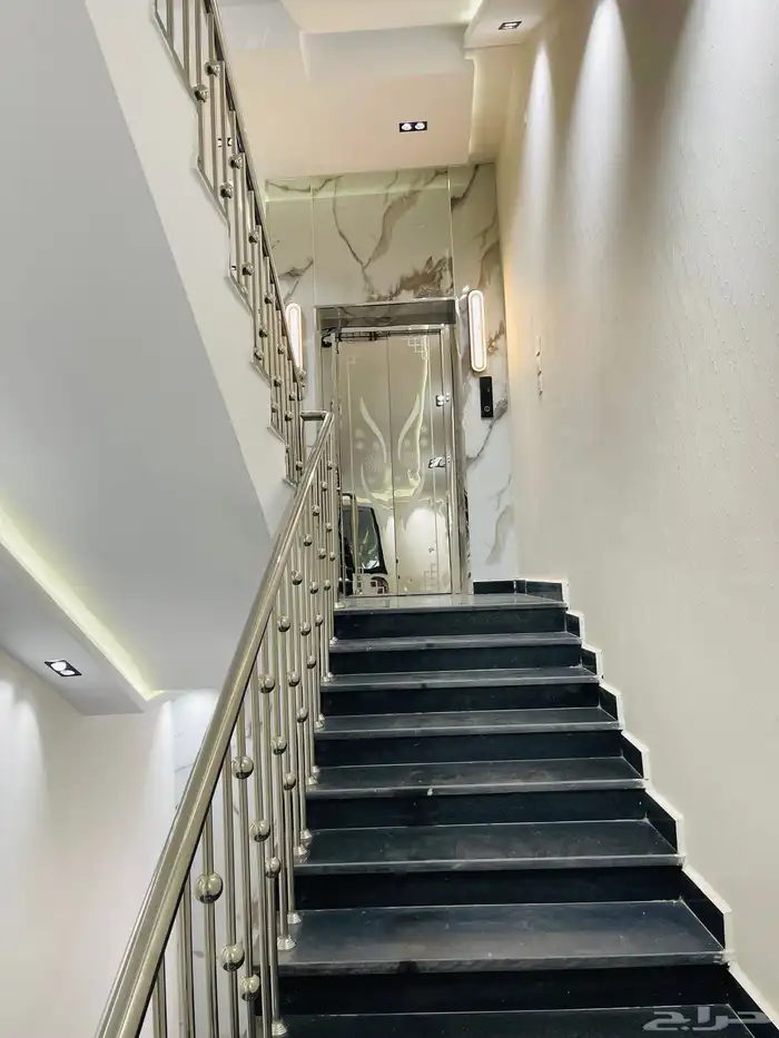 للبيع شقق تمليك علوي مع سطح مصعد راكب حي المعارض السعر 520 18