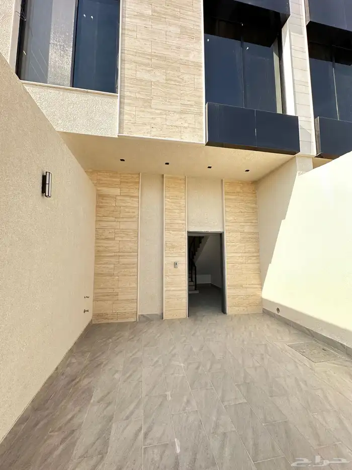 للبيع فيلا مع شقة مدخل خاص في حي  البيان 1