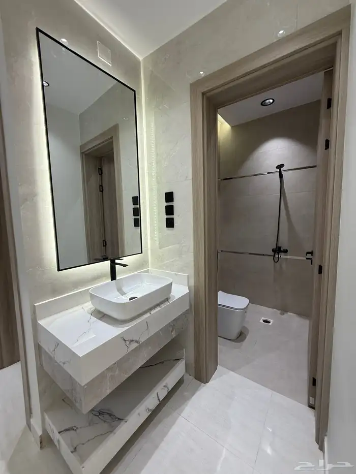 للبيع ارواف علويه بملحق وشقق ارضيه ببايكة سيارة ف احد رفيده 32