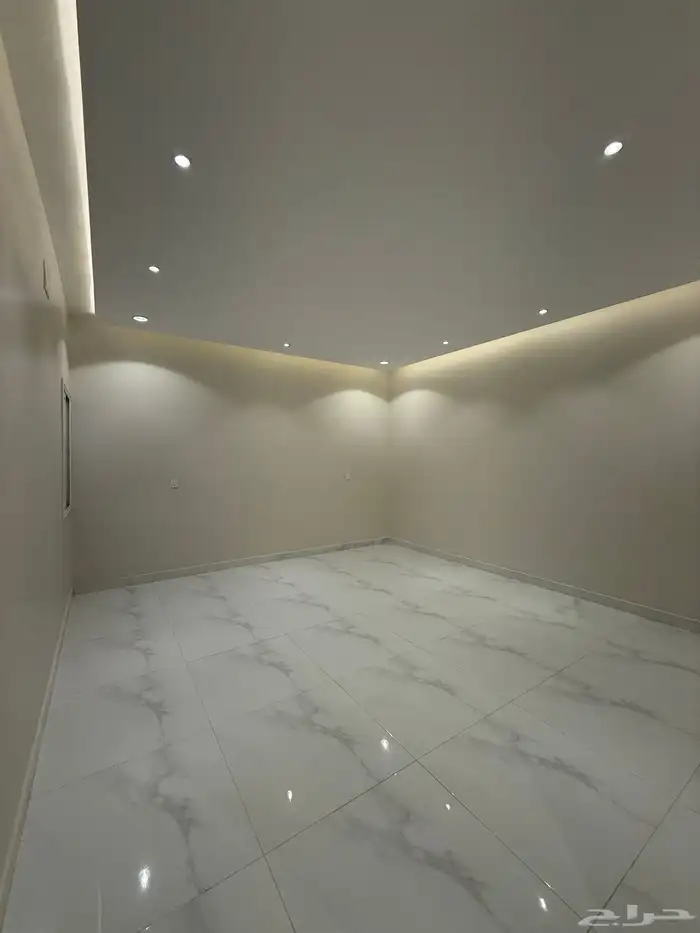 للبيع دور أرضي بحوش ومداخل خاصة قرب حديقة الزهور بالمحالة 8