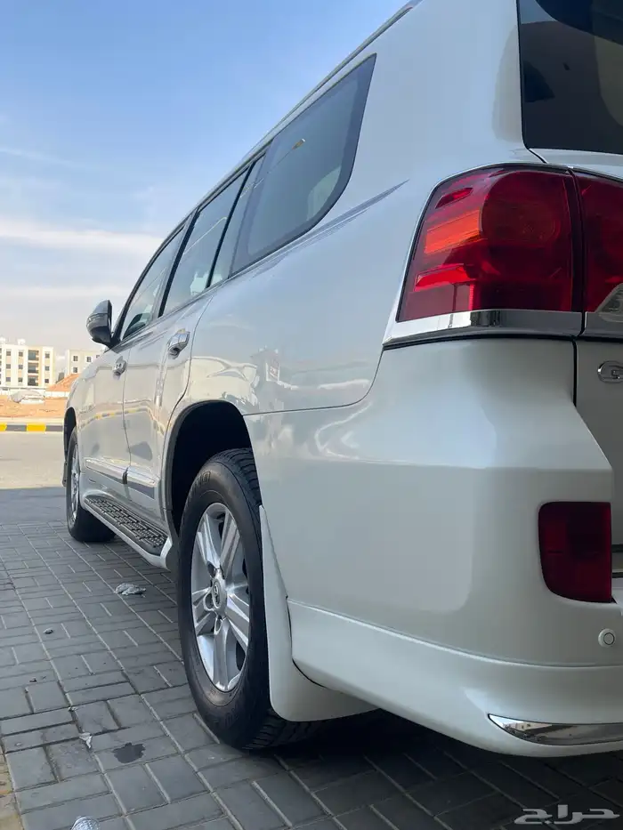 للبيع جيب لاندكروزر موديل 2014 بريمي 20