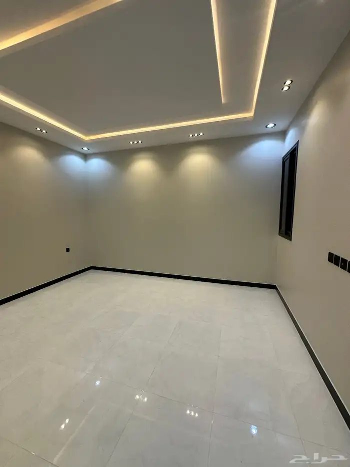 امتلك روف من 8 غرف ومشب بموقع مميز ومكتمل شرق الخميس 10