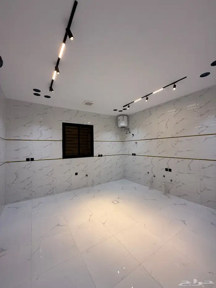 للبيع شقة علوي نظام دور بسطح خاص خلف ساكو طريق أبها الخميس 14