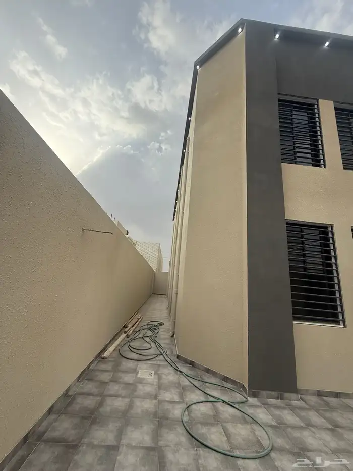 للبيع فيلا علي شارعين زاويه أرض كامله أحد رفيده حي الروان 7