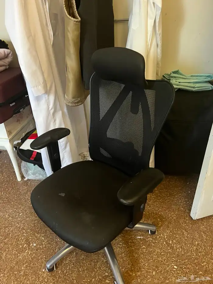 كرسي متحرك ودوار حاله ممتاز بس اليد خرب على السوم بدون بخس 1