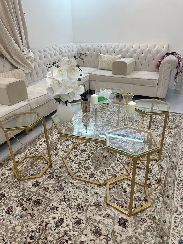 طاولة قزاز مع اربع طاولات ضيافه 1