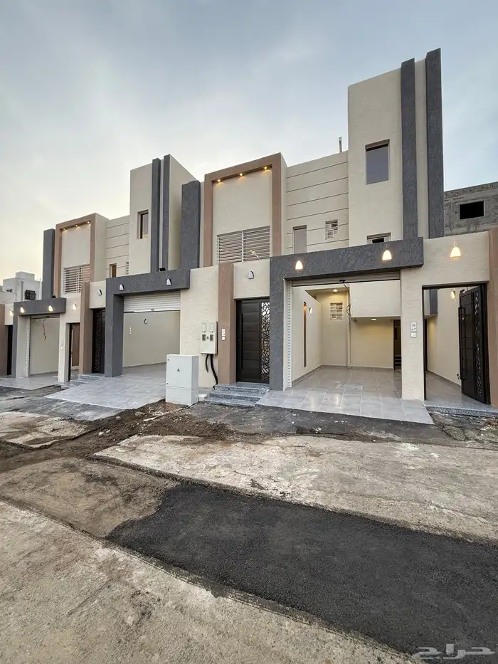 للبيع دور أرضي بحوش ومداخل خاصة قرب حديقة الزهور بالمحالة 13