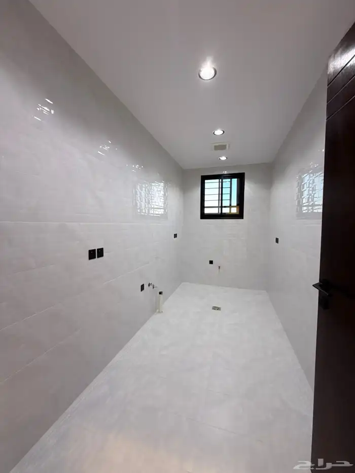 للبيع ارواف علويه 9 غرف وشقق ارضيه ببايكة سيارة درة الموسي 41