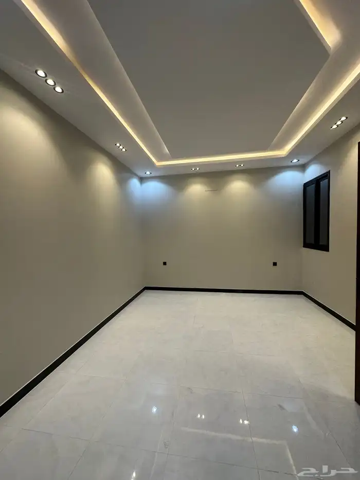 امتلك روف من 8 غرف ومشب بموقع مميز ومكتمل شرق الخميس 8