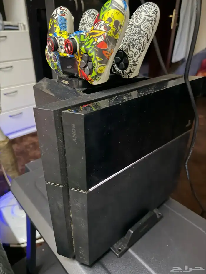 سوني 4 عادي معاه استاند يدعم شحن اليدين   دراعين   8 اشرطه 4