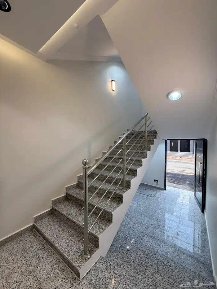 للبيع ارواف علويه بملحق وشقق ارضيه ببايكة سيارة ف احد رفيده 23