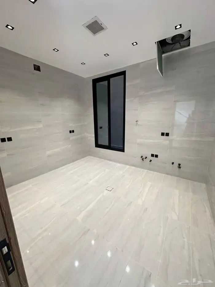 للبيع فيلا مع شقة مدخل خاص في حي  البيان 5