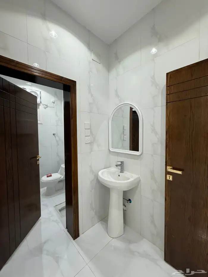 للبيع دور أرضي بحوش ومداخل خاصة قرب حديقة الزهور بالمحالة 10