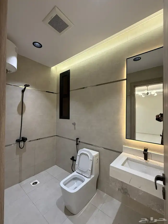 للبيع ارواف علويه بملحق وشقق ارضيه ببايكة سيارة ف احد رفيده 16