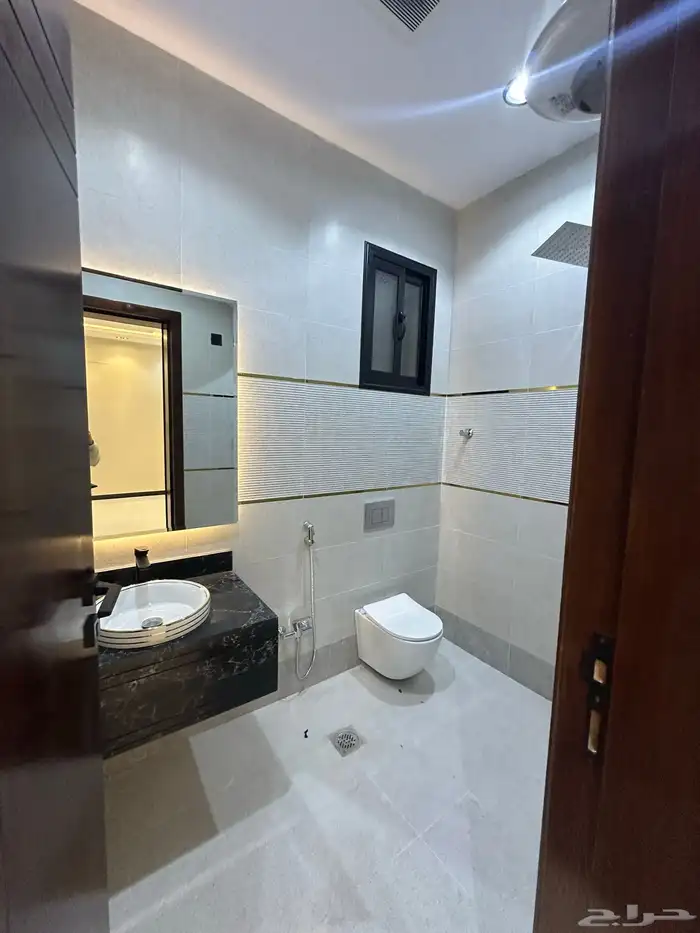 امتلك روف من 8 غرف ومشب بموقع مميز ومكتمل شرق الخميس 9