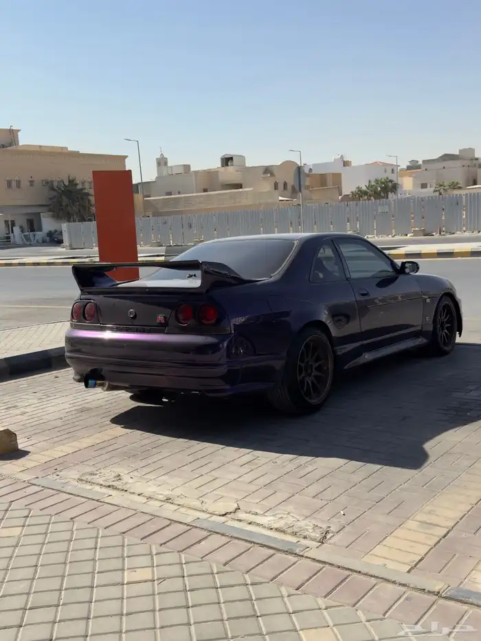 سكايلاين R33 2