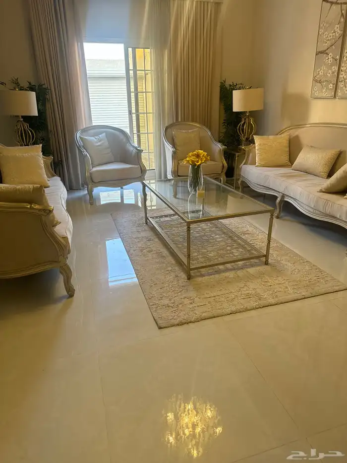 كنب كلاسيك وطقم طاولات 0