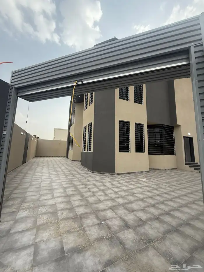 للبيع فيلا علي شارعين زاويه أرض كامله أحد رفيده حي الروان 4