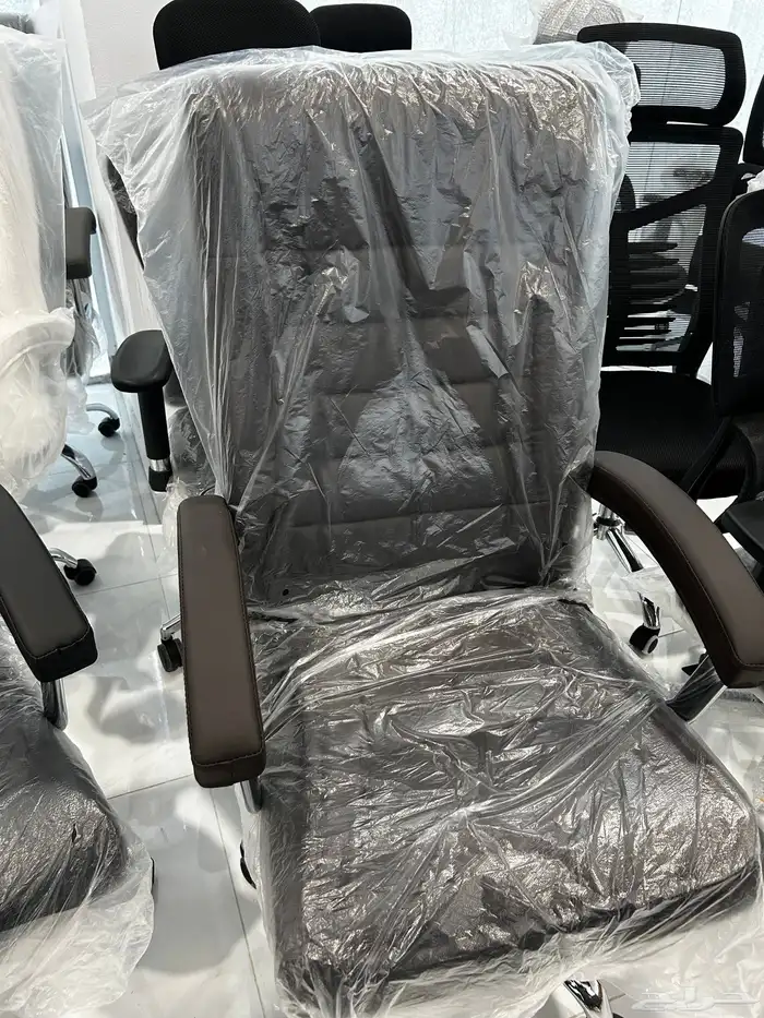 طاولة مكتب مع كراسي بسعر مخفض  الألوان متاحةlable 21