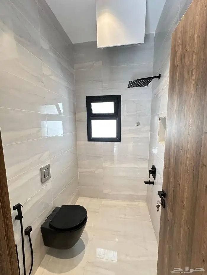 للبيع فيلا مع شقة مدخل خاص في حي  البيان 8