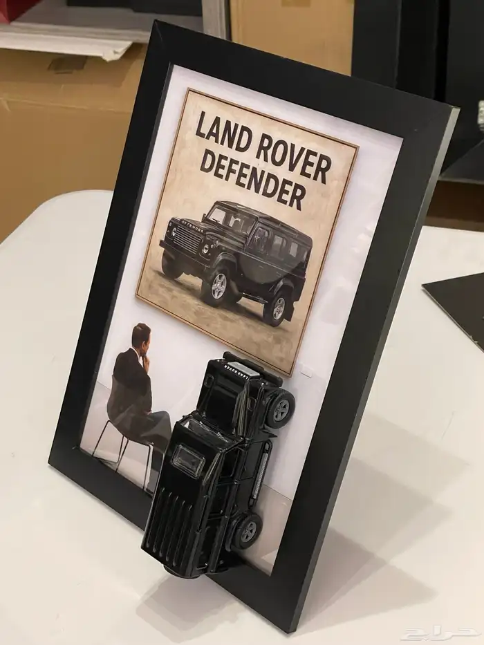 لاند روفر لوحة داخلها مجسم 2