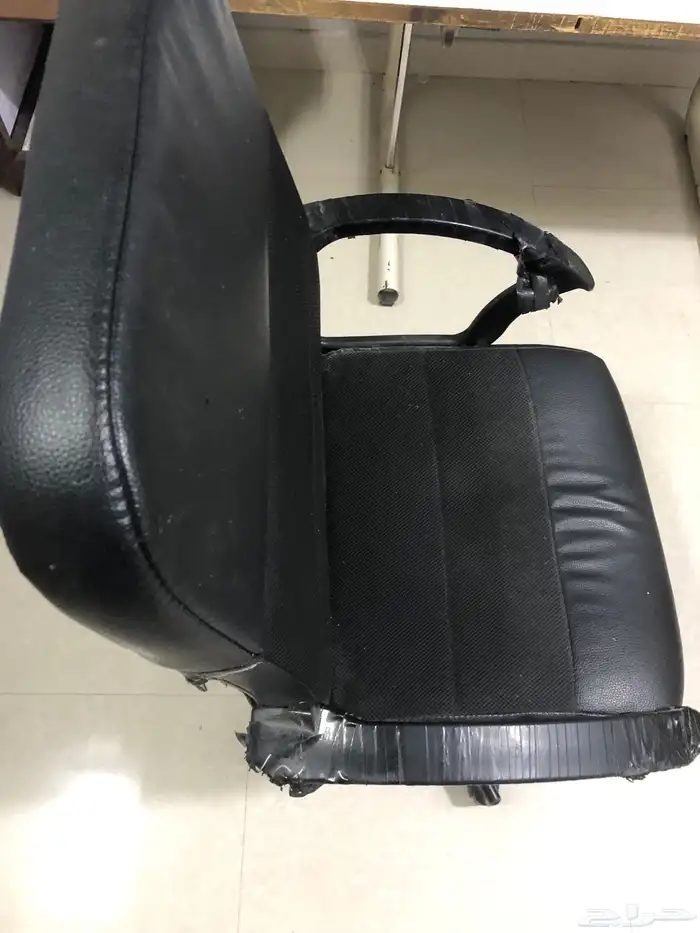 طاولة مكتب   كرسي مكتب بحالة ممتازة 2