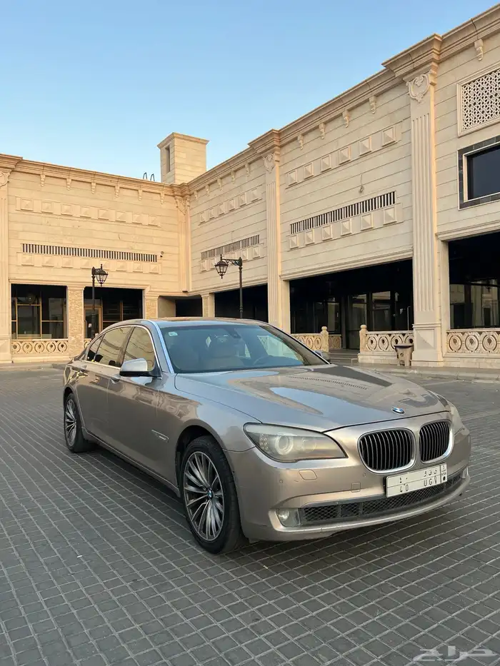 للبيع بي ام الفئة السابعة 740 موديل 2011 0