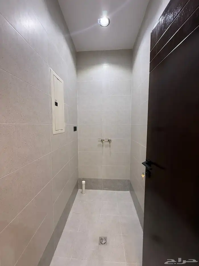 للبيع ارواف علويه 9 غرف وشقق ارضيه ببايكة سيارة درة الموسي 10