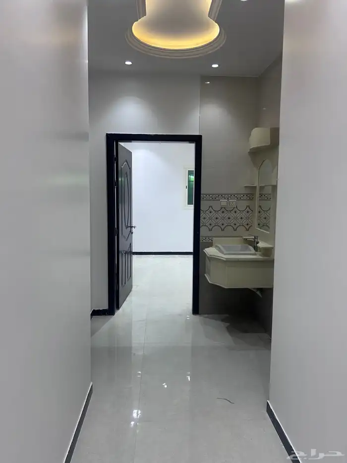 شقه في عماره حي لبن ثلاث غرف وصاله ومطبخ ودورتين مياه 5