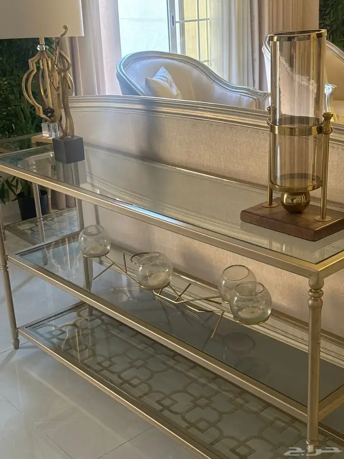 كنب كلاسيك وطقم طاولات 4