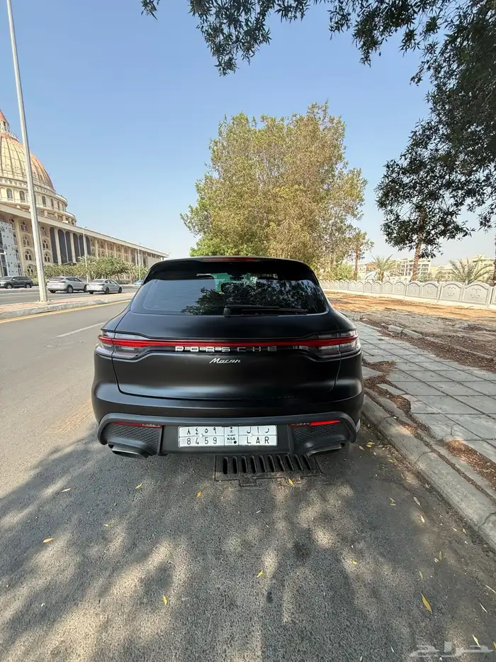 بورش ماكان أسود 3