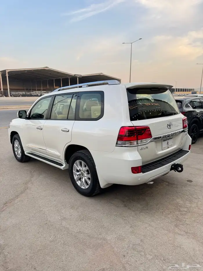للبيع لاندكروزر GXR 2016 - بحالة الوكاله - سعودي 4